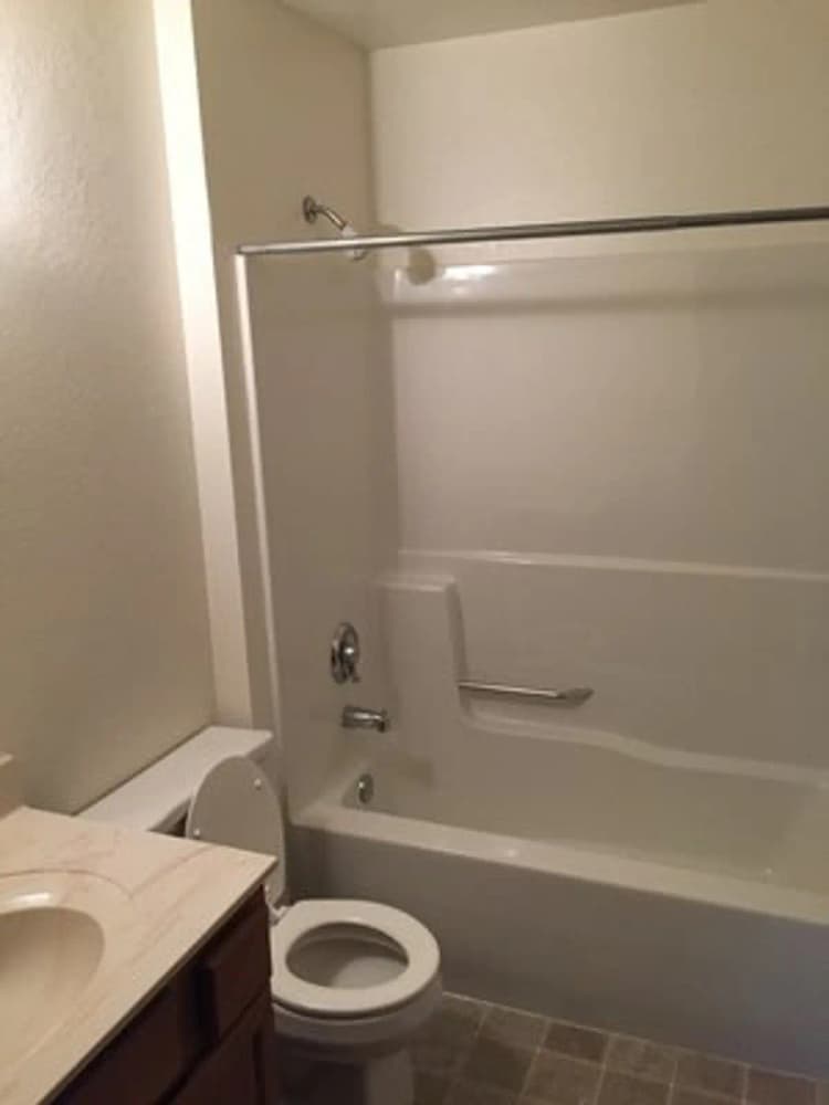 Greendale apartments for rent - image - bathroom+2.jpeg